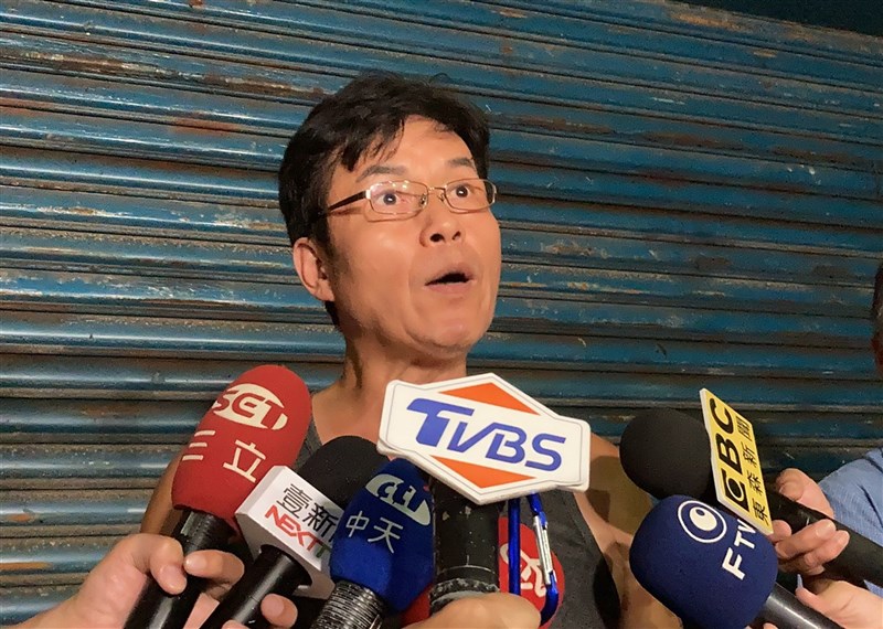 加利科技負責人林明進3日晚上在廠區門口接受聯訪表示,為達到口罩的需求,必須日以繼夜的趕工,人員無法休息。(民眾提供)中央社記者黃旭昇新北市傳真 109年9月3日