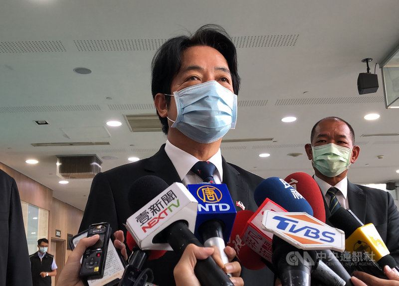 口罩國家隊加利科技公司以中國製口罩混充MIT,副總統賴清德(中)4日受訪時表示,加利公司應受譴責,政府應該嚴加調查、依法嚴辦;此外,口罩國家隊對國家貢獻很大,政府應予以獎勵,不可解散。中央社記者王飛華攝 109年9月4日