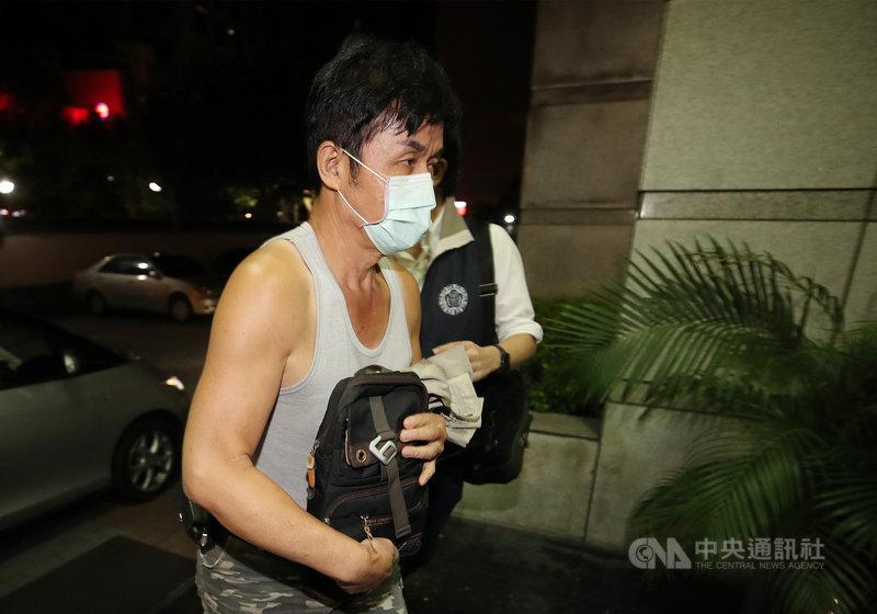 士林地檢署偵辦加利科技公司以中國口罩混充台製實名制口罩案,4日搜索加利八里廠後帶走負責人林明進,晚間將人帶往台北市調處進行後續調查。中央社記者張新偉攝 109年9月4日