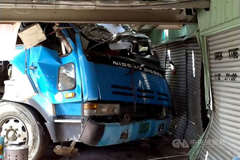 一輛砂石車4日上午行經台南市南區西門路一段與新興路口附近時,不明原因撞入路旁房屋,造成駕駛與一名女性機車騎士受傷。(讀者提供)中央社記者楊思瑞台南傳真 109年9月4日