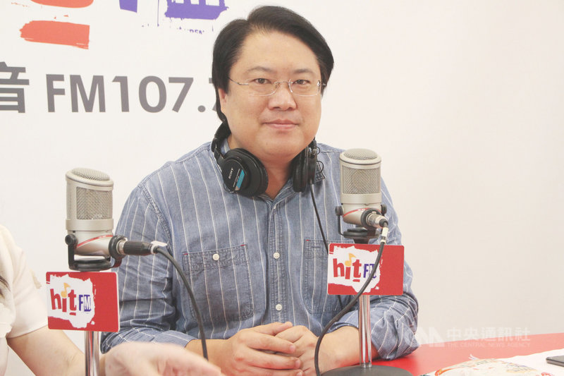 基隆市長林右昌4日接受Hit Fm「周玉蔻嗆新聞」專訪時表示,基隆輕軌捷運還在綜合規劃階段,他會表達意見「鐵路要留」,目前根本還不到最後決定階段,「我是基隆市長,基隆是我說了算」。(周玉蔻嗆新聞製作單位提供)中央社記者王朝鈺傳真 109年9月4日