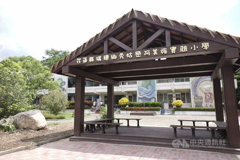 花蓮縣瑞穗鄉鶴岡國小轉型為「秀姑巒阿美族實驗小學」,4日揭牌啟用,是全台第2所阿美族實驗學校,將以秀姑巒溪流域的阿美族文化為基底,透過部落、學校互助,讓傳統原民文化學習進入校園。中央社記者張祈攝 109年9月4日