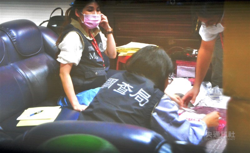 檢調偵辦加利科技公司以中國口罩混充台灣實名制口罩案,4日下午起展開大動作搜索,晚間並二度前往八里廠搜查,調查局人員以塑膠袋封存一疊疊現金,並封上證物條,予以扣押。中央社記者黃旭昇新北市攝 109年9月4日