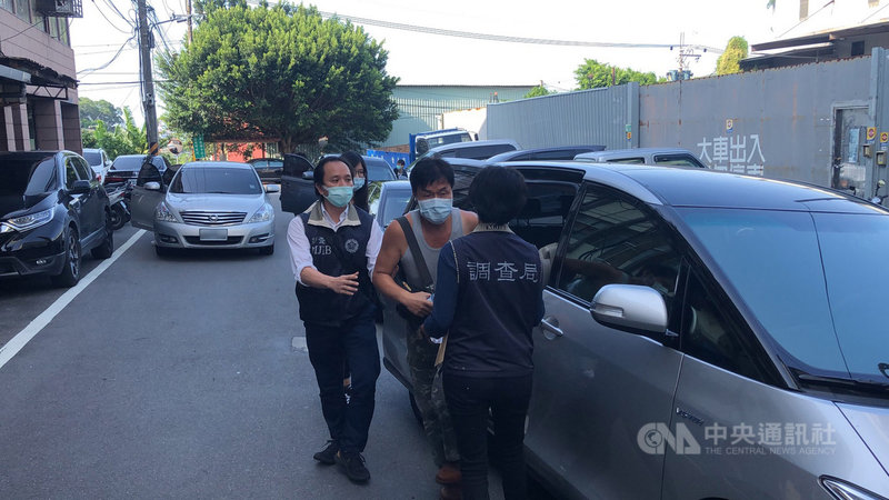 加利科技公司進口中國製非醫用口罩，混充醫用口罩流入實名制通路，涉犯詐欺等罪嫌，士林地檢署4日下午指揮法務部調查局搜索加利，約談加利負責人林明進（中灰色背心者）釐清案情。（讀者提供）中央社記者黃旭昇傳真　109年9月4日