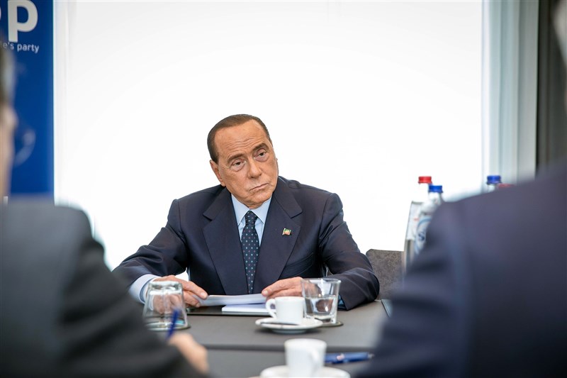 義大利前總理貝魯斯柯尼近日確診感染武漢肺炎,已在3日晚間被送往位於義大利米蘭的聖拉斐爾醫院。(圖取自維基共享資源;作者European People Party,CC BY 2.0)
