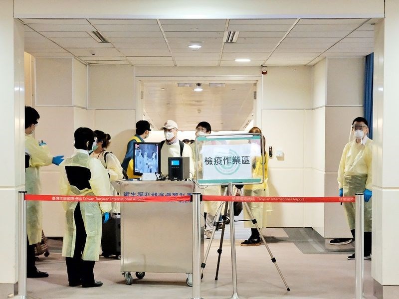 中央流行疫情指揮中心4日宣布新增1例武漢肺炎境外移入病例,為40多歲女性。圖為桃園機場旅客檢疫情況。(中央社檔案照片)