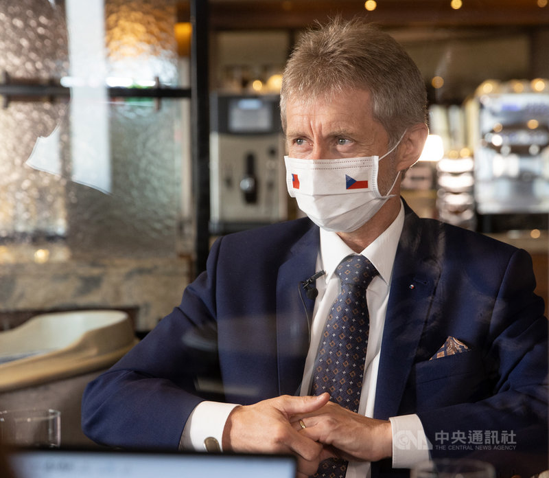 捷克參院議長維特齊4日接受中央社專訪時透露,3日晚間和訪團成員交流,大家都對這次的台灣行很滿意,身為團長,「還有什麼比這個更棒的回饋呢?」中央社記者謝佳璋攝 109年9月4日