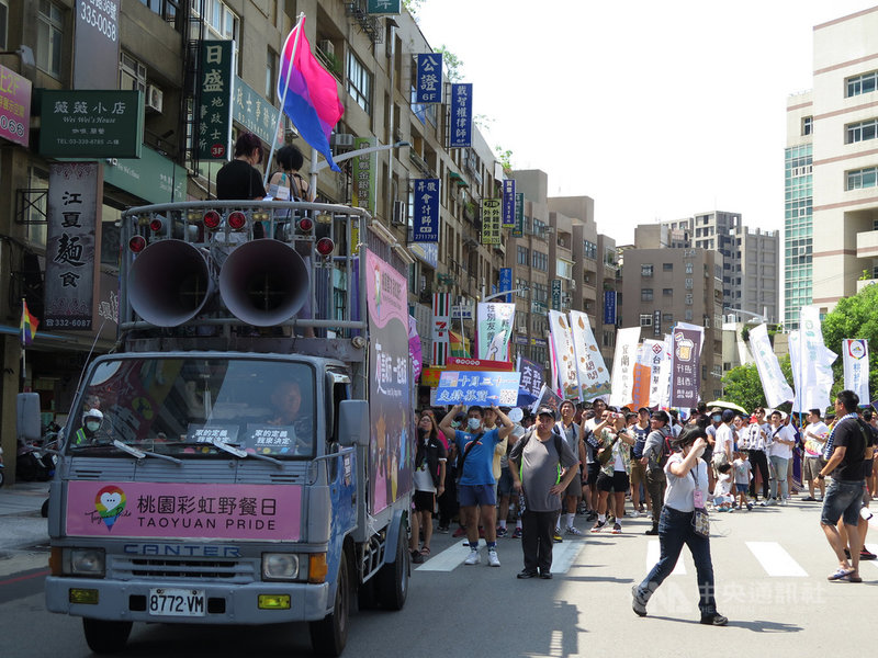 桃園市5日首度舉辦彩虹遊行活動,參與民眾從桃園市政府前廣場出發,行走約4.4公里至朝陽森林公園參與「2020桃園彩虹野餐日」。中央社記者葉臻攝 109年9月5日