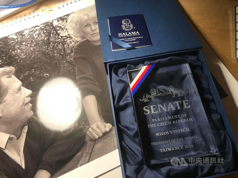 捷克參議院議長維特齊4日離台前,率部分訪團成員造訪台北唯一捷克餐酒館Divadlo,並致贈捷克籍老闆皮卡丘(Karel Picha)一份封面印有已故捷克前總統哈維爾及其夫人合影的月曆,以及跟贈予總統蔡英文同款的參議院2020台捷友好紀念品。(Divadlo提供)中央社記者陳韻聿傳真 109年9月5日