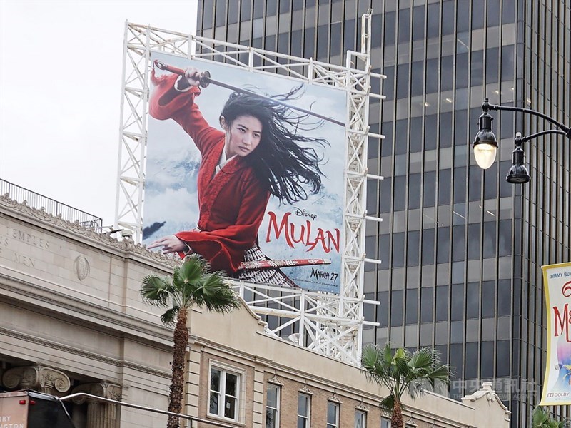 迪士尼電影真人版「花木蘭」(Mulan)原訂3月27日在美國上映,受到疫情影響,延到9月4日在串流平台上播出。圖為好萊塢的大型廣告看板。中央社記者林宏翰洛杉磯攝 109年9月5日