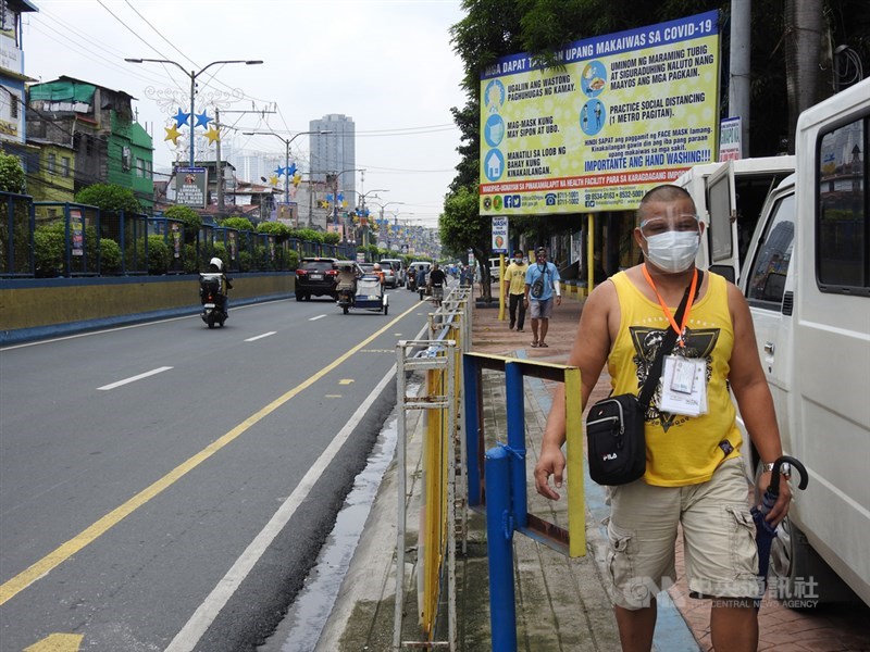 菲律賓武漢肺炎疫情出現緩和跡象,大馬尼拉地區民眾活動漸恢復常態,路上車輛也增加。照片攝於8月20日。中央社記者陳妍君馬尼拉攝 109年9月1日