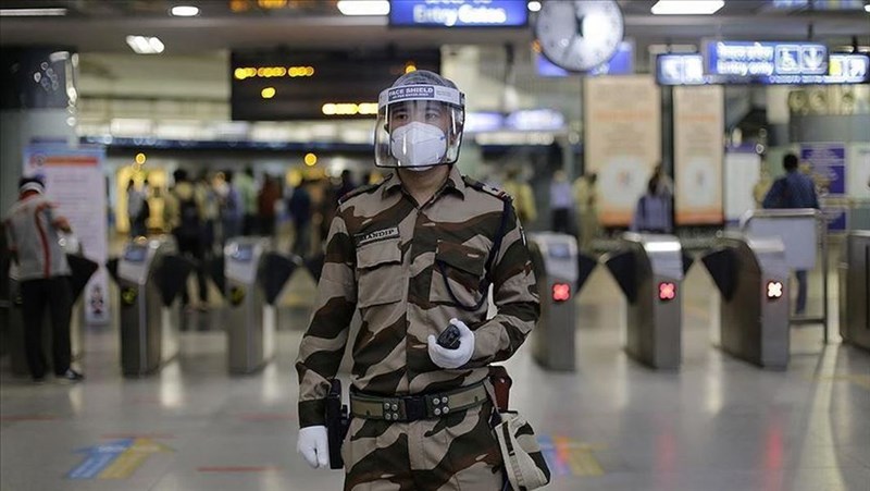 印度衛生部7日公布數據顯示,新增5萬356人染疫,累計確診人數來到846萬人。圖為印度中央工業安全部隊人員配戴防疫面罩及口罩在地鐵站執勤。(安納杜魯新聞社)