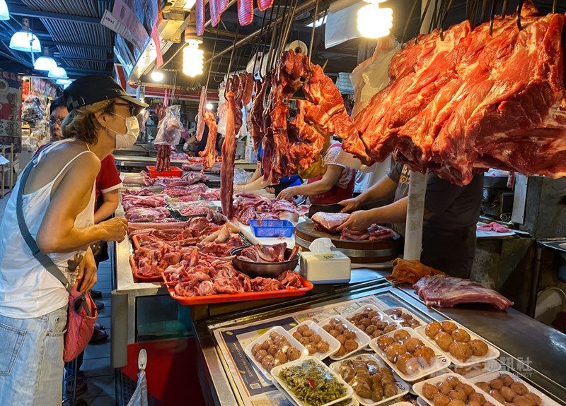 台北市議會法規委員會21日通過「台北市食品安全自治條例」修正案,增列含萊劑美豬不可在北市販售的裁罰金額。圖為民眾在市場購買豬肉。(中央社檔案照片)