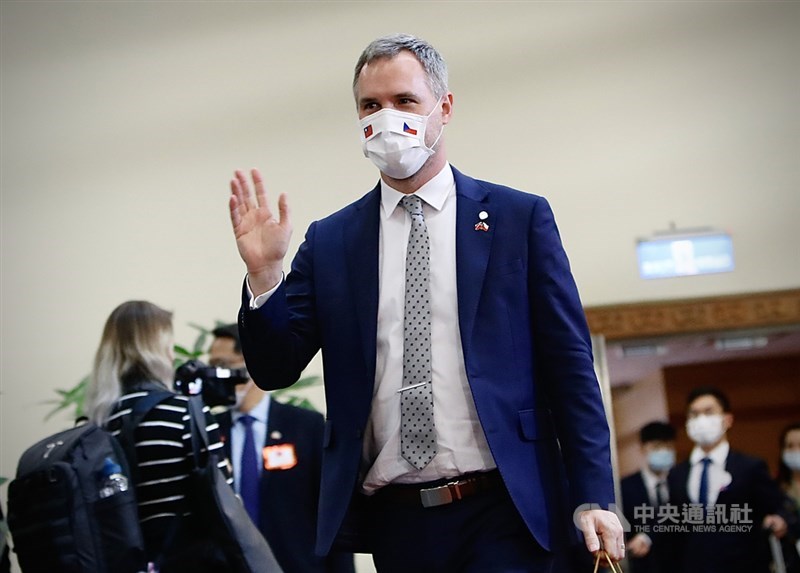 捷克訪問團結束6天訪台行程,4日晚間搭機離台,布拉格市長賀瑞普(Zdeněk Hřib)(前)抵達桃園機場候機室,配合防疫戴上口罩,向媒體及外交部人員揮手道別。中央社實習記者曾守一攝 109年9月5日