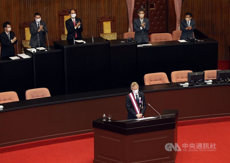 捷克參議院議長維特齊(前)1日在立法院發表演說,維特齊援引甘迺迪於1963年6月26日在西柏林演說時,以德文說出「我是柏林人」為例,闡述民主的重要性,並在立法院演說尾聲時表示,請容許他以同樣的方式、以一句話向台灣人民表示支持,維特齊隨後以中文說「我是台灣人」,引發現場熱烈掌聲。中央社記者郭日曉攝 109年9月1日