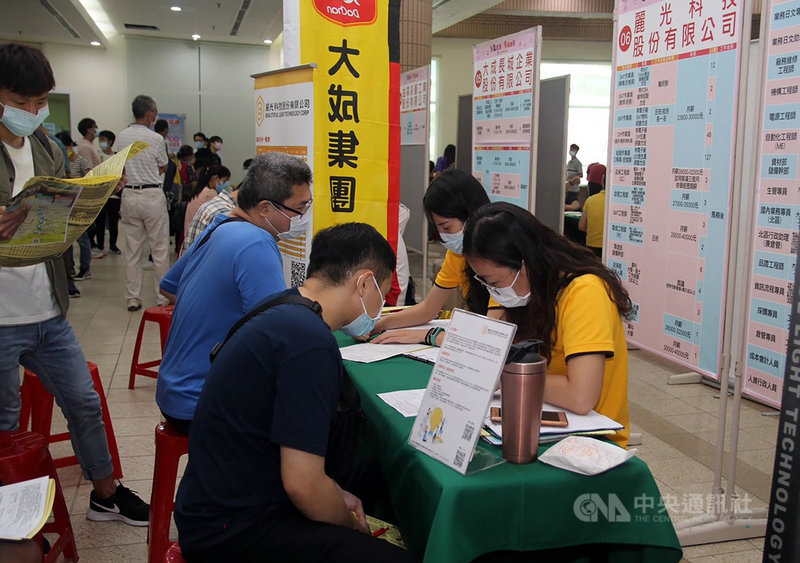 嘉義縣109年度現場徵才活動5日登場,現場共有42家企業釋出超過1700個職缺,吸引不少求職者前往謀職。(嘉義縣政府提供)中央社記者黃國芳傳真 109年9月5日