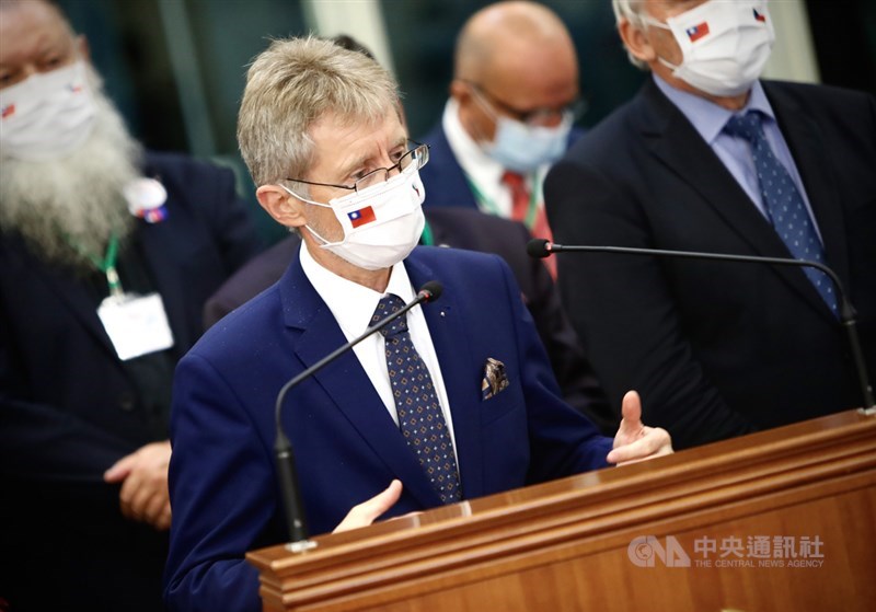 捷克訪問團4日晚間搭乘專機離台,捷克參議院議長維特齊(Miloš Vystrčil)(前)致詞時表示,捷克和台灣有實現自由民主的共識,期待台灣民航與捷克直航,彼此實現承諾。中央社實習記者曾守一攝 109年9月5日