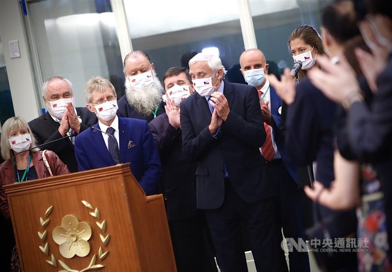 捷克訪問團4日晚間搭機離台,捷克參議院議長維特齊(Miloš Vystrčil)(前左2)登機前致詞,感謝外交部及相關政府人員協助安排此次訪台行程。中央社實習記者曾守一攝 109年9月5日