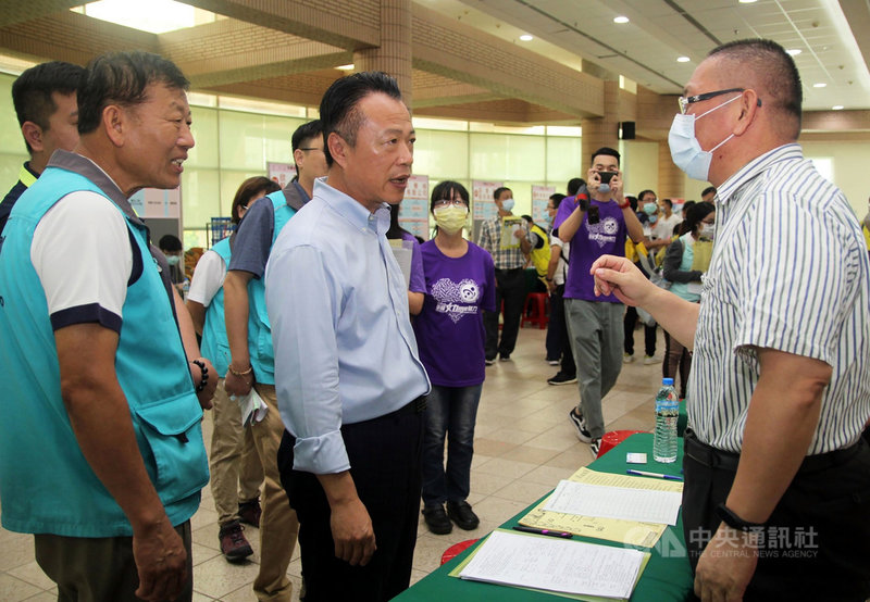 嘉義縣政府5日舉辦嘉義縣109年度現場徵才活動,計有42家企業釋出1700多個工作職缺,縣長翁章梁(前左2)也親自到現場關心徵才情形。(嘉義縣政府提供)中央社記者黃國芳傳真 109年9月5日