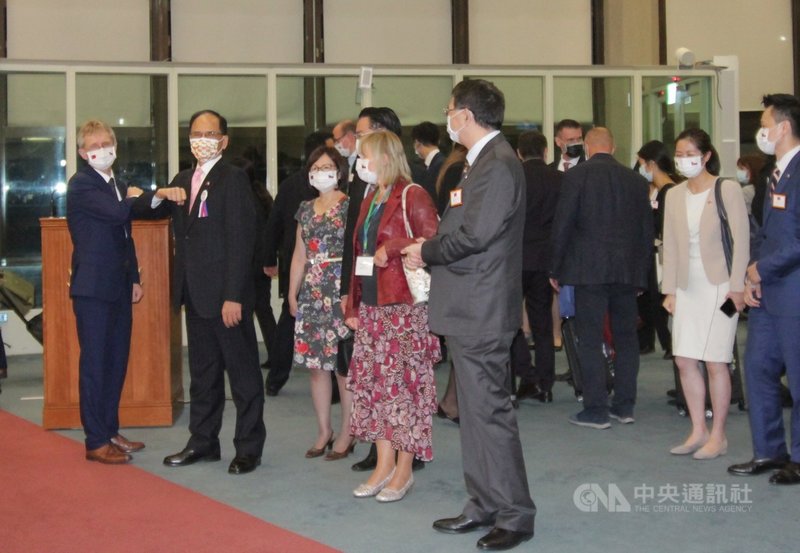 捷克參議院議長維特齊(左1)率團訪台,4日在立法院長游錫堃(左2)陪同下至桃園機場搭乘專機離台,登機前兩人擊肘告別。中央社記者葉臻攝 109年9月4日