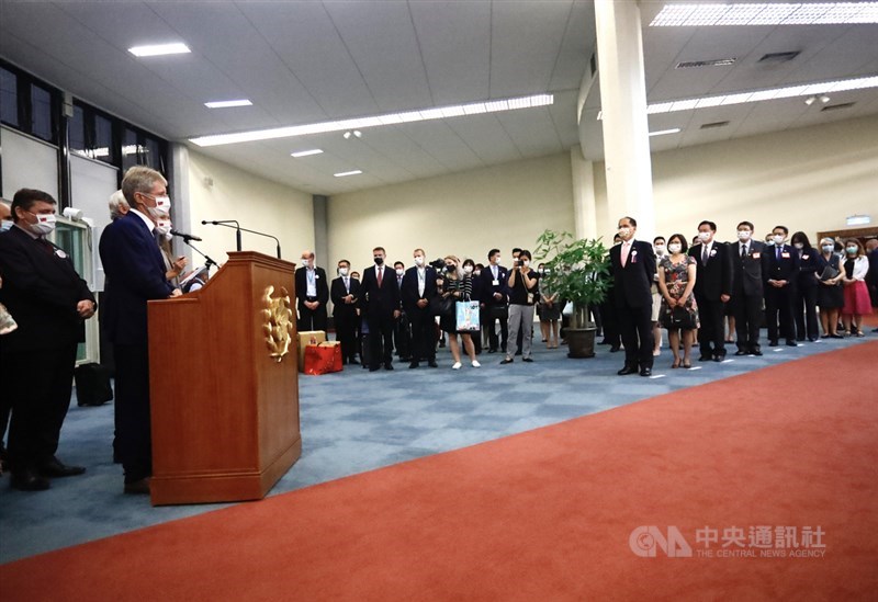捷克訪台代表團4日晚間抵達桃園國際機場,搭乘專機返回捷克。捷捷克參議院議長維特齊(Miloš Vystrčil)(左2)登機前致詞,感謝台灣政府安排訪問行程。中央社實習記者曾守一攝 109年9月5日