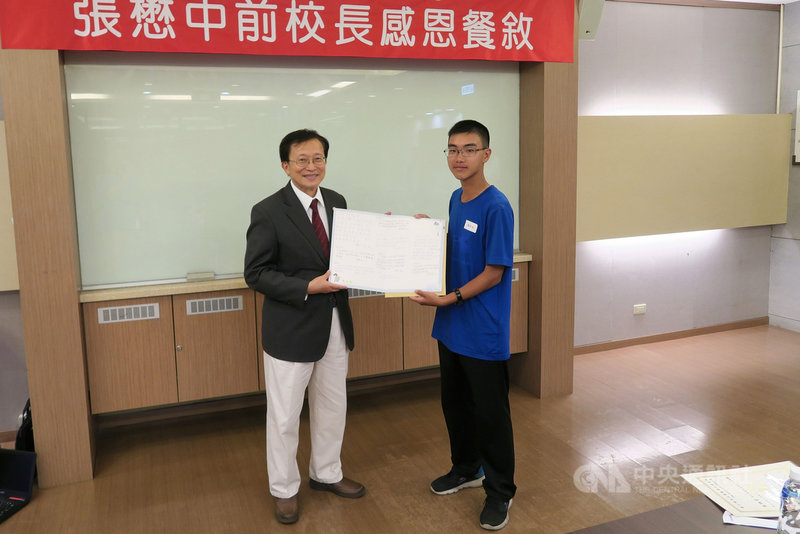 陽明大學醫學系第一批「醫師工程師組」學生今年前往交通大學修讀電機資訊課程,獲前交大校長張懋中(左)捐助獎學金。(陽明大學提供)中央社記者陳至中台北傳真 109年9月5日