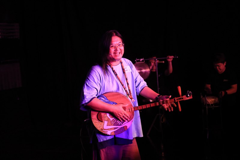 曾獲金曲獎的歌手嚴詠能5日晚間在屏東演出時，突然昏倒在舞台上，送醫後仍宣告不治，享年50歲。（中央社檔案照片）