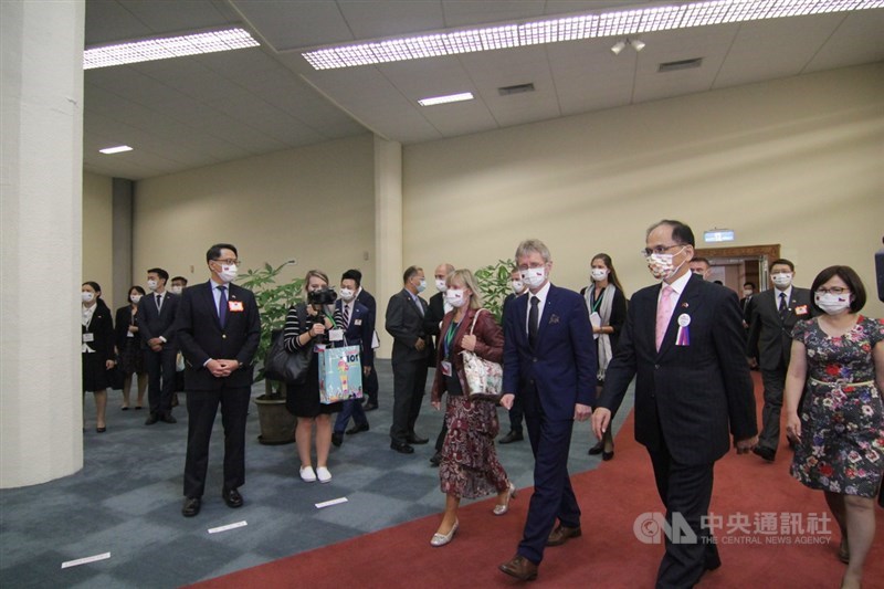 捷克參議院議長維特齊(右3)率團訪台6天,4日晚間在立法院長游錫堃(右2)陪同下至桃園機場搭乘專機離台。中央社記者葉臻攝 109年9月4日