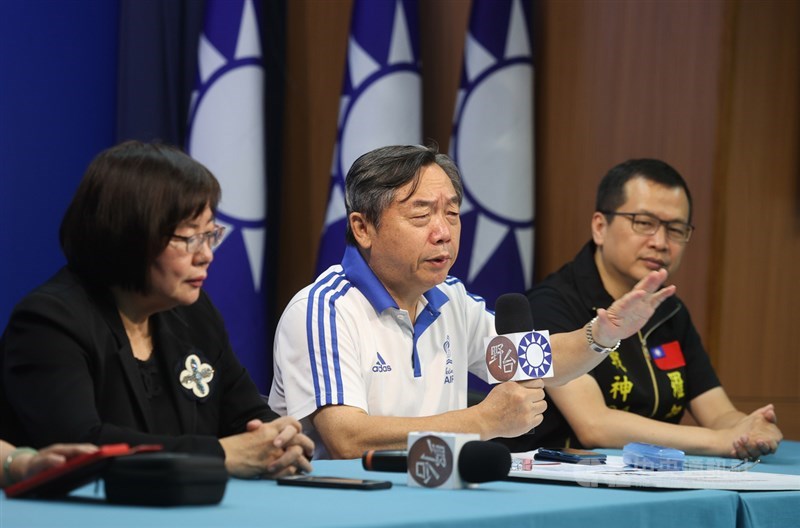 國民黨行管會主委邱大展(中)5日針對國民黨財務狀況表示,國民黨可用資產僅剩新台幣6億元,現金在8月底用完,已啟動借款程序,盼年底前能籌措到1億2000萬元。右為國民黨革命實踐研究院長羅智強,左為台北市黨部主委黃呂錦茹。中央社記者謝佳璋攝 109年9月5日