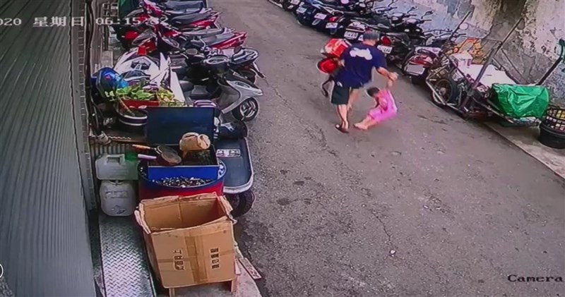 南投4歲女童遭虐殺埋屍案,根據女童母親位於台中市租屋處外監視器,今年6月7日上午6時多,曾拍下涉案的陳男帶著女童返家。(民眾提供)中央社記者蘇木春傳真 109年9月5日