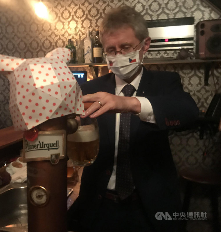 捷克參議院議長維特齊(圖)於訪台最後一天,4日率布拉格市長賀瑞普等近20名訪團成員造訪台北唯一捷克餐酒館Divadlo,並親自為大家倒捷克生啤酒。(Divadlo提供)中央社記者陳韻聿傳真 109年9月5日