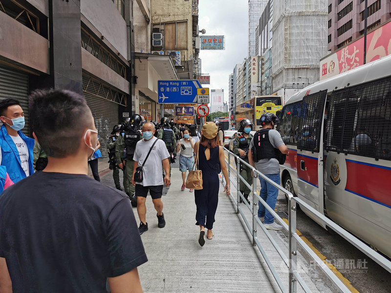 6日香港有民眾在網上發起在九龍佐敦一帶集會遊行,提出反對港區維護國家安法等訴求。圖為防暴警察在街上戒備。中央社記者張謙香港攝 109年9月6日