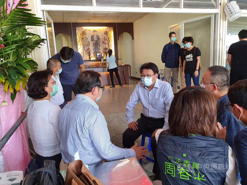 打狗亂歌團團長嚴詠能5日晚間在屏東萬丹鄉的演唱舞台上昏倒送醫不治,屏東縣長潘孟安(中)6日前往祭悼,並與家屬協商治喪事宜。中央社記者郭芷瑄攝 109年9月6日