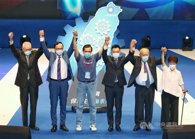 國民黨6日上午在國父紀念館舉行第20屆第4次全國代表大會,現任黨主席江啟臣(右3)邀請與會的歷屆黨主席吳敦義(左起)、朱立倫、馬英九、洪秀柱(右起)、吳伯雄上台,進行「轉動台灣」儀式。中央社記者郭日曉攝 109年9月6日