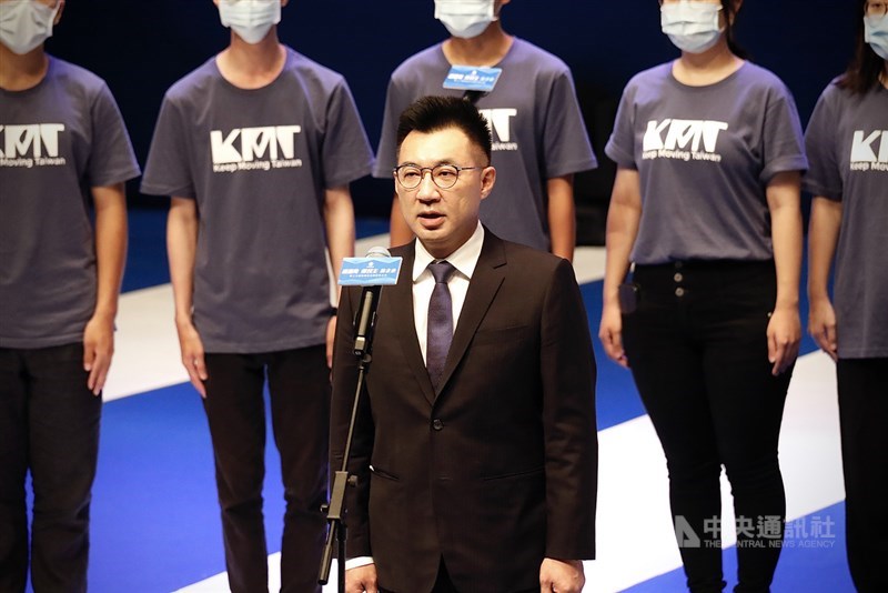 國民黨第20屆第4次全國代表大會6日在國父紀念館舉行,主題為「護台灣、保民主、拚未來」,黨主席江啟臣(前)率領與會人員唱國歌。中央社實習記者曾守一攝 109年9月6日
