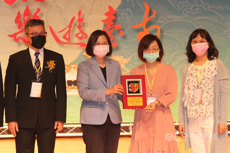 中華民國律師公會全國聯合會6日在奇美博物館舉辦律師節慶祝大會,總統蔡英文(左2)在會中代為頒獎表揚優秀公益律師。中央社記者楊思瑞攝 109年9月6日