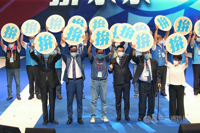 國民黨第20屆第4次全國代表大會6日在國父紀念館舉行,黨主席江啟臣(前右3)邀請與會的歷屆黨主席及各縣市黨部主委上台,進行「轉動台灣」儀式。中央社記者郭日曉攝 109年9月6日