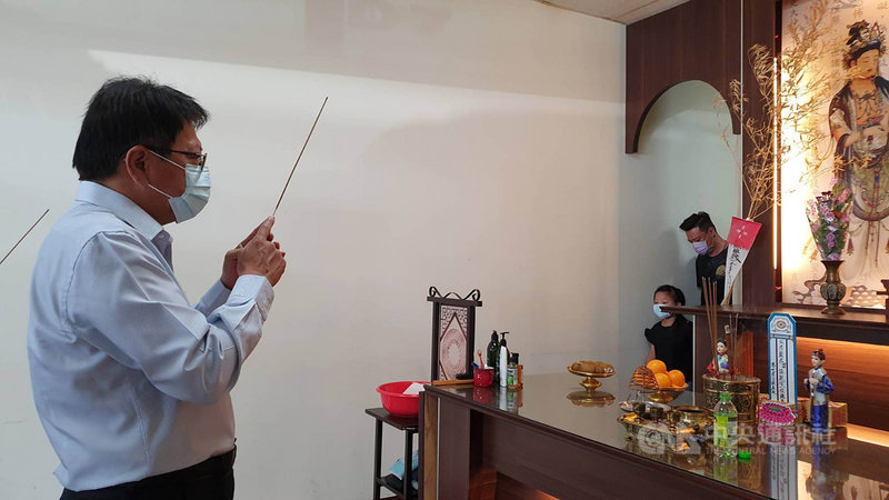 打狗亂歌團團長嚴詠能5日晚間在屏東萬丹鄉的演唱舞台上昏倒,送醫不治,屏東縣長潘孟安(左)6日前往祭悼。中央社記者郭芷瑄攝 109年9月6日