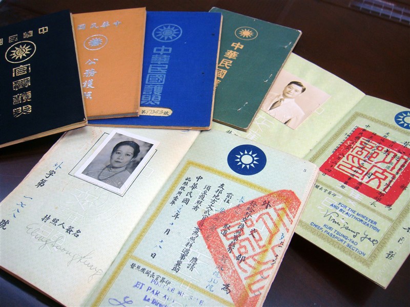 中華民國護照材質曾使用布面或絲絹,現則為硬紙。外交部領事事務局珍藏的老護照中,最早的是民國27年、前行政院長孔祥熙夫人宋藹齡的布面外交護照(前)。(中央社檔案照片)