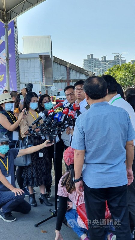 瘦肉精美豬開放進口引發爭議,台北市長柯文哲6日指美豬和台灣豬市價差15元,「最後都是窮人買」;高雄市長陳其邁(站者左5)表示,最便宜的反而是加拿大豬肉,美豬目前在台灣市占率僅1%,地方仍會嚴格把關食安。中央社記者洪學廣攝 109年9月6日
