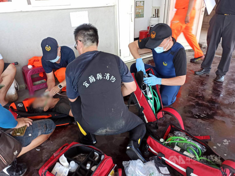 宜蘭縣頭城鎮大溪漁港燈塔附近，7日上午發生多名釣客落海意外，相關單位前往搶救。（宜蘭縣消防局提供）中央社記者沈如峰宜蘭縣傳真 109年9月7日