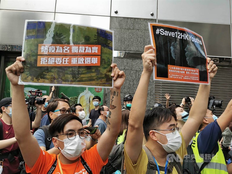 6日香港有民眾在網上發起在九龍佐敦一帶集會遊行,提出反對港區國安法、反對立法會延後選舉等訴求。圖為示威者在佐敦永安百貨外高舉標語。中央社記者張謙香港攝 109年9月6日