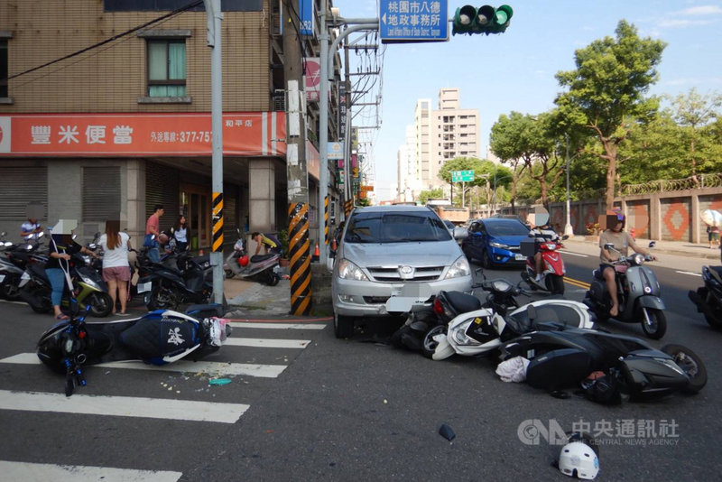 桃園市楊姓男子7日上午酒後駕駛汽車行經八德區和平路與重慶街口闖紅燈,先是撞倒載著女兒上學的劉女機車後肇事逃逸,不到一分鐘的時間再追撞另外6輛機車。(桃園市警局八德分局提供)中央社記者吳睿騏桃園傳真 109年9月7日