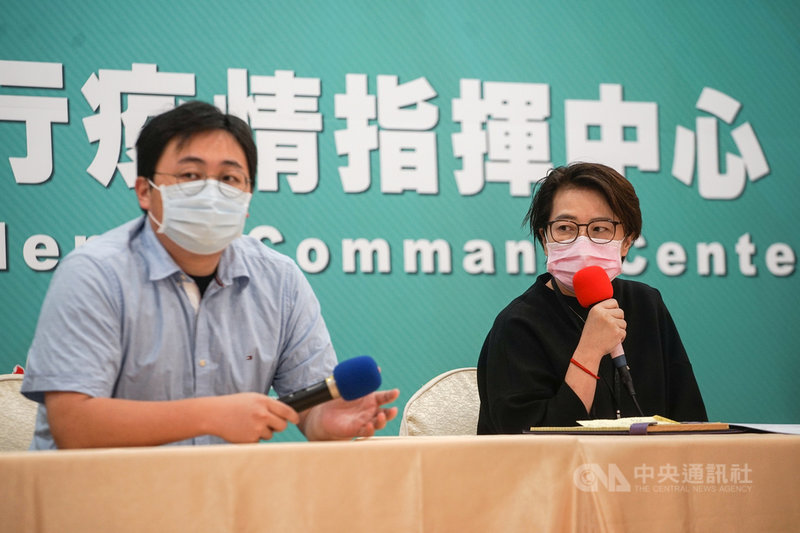 台北市副市長黃珊珊(右)、觀傳局長劉奕霆(左)等7日在北市府舉行記者會,宣布22日起居家檢疫或居家隔離者僅限於北市府核准之防疫旅館、住居所或第3人無償提供之處所,違反者將處罰建物所有權人,並公布所有權人姓名與地址。中央社記者裴禛攝 109年9月7日