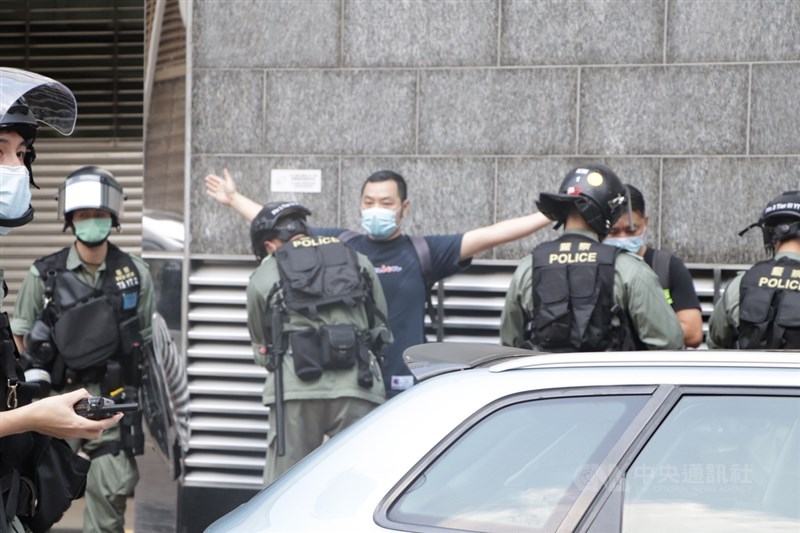 有香港民眾6日在九龍佐敦一帶發起集會遊行,提出反對港區國安法等訴求。下午4時左右,佐敦一帶已趨平靜,大批防暴警察仍在場戒備,不時搜查從百貨公司走出的可疑示威者。中央社記者張謙香港攝 109年9月6日