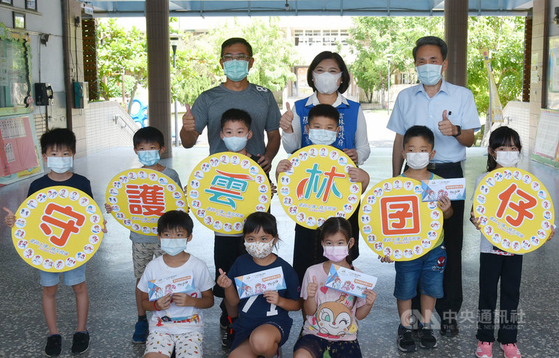 雲林縣政府動用儲備口罩，7日發送縣立高中、公私立國中小、幼兒園教職員生每人5片防疫。雲林縣長張麗善（後排中）前往校園瞭解口罩發放情形。中央社記者蔡智明攝　109年9月7日