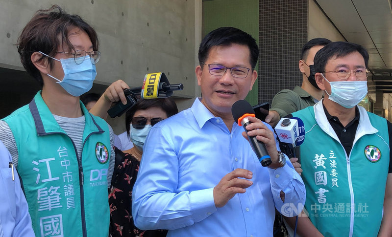 交通部長林佳龍（前中）7日視察台中車站，媒體詢問是否參選台中市長，他說，台中現在最需要交通建設，目前他是交通部長將全力推動；另被問及是否選台北市長，他說，沒聽過這種說法。圖右為民進黨立委黃國書、左為民進黨台中市議員江肇國。中央社記者趙麗妍攝  109年9月7日