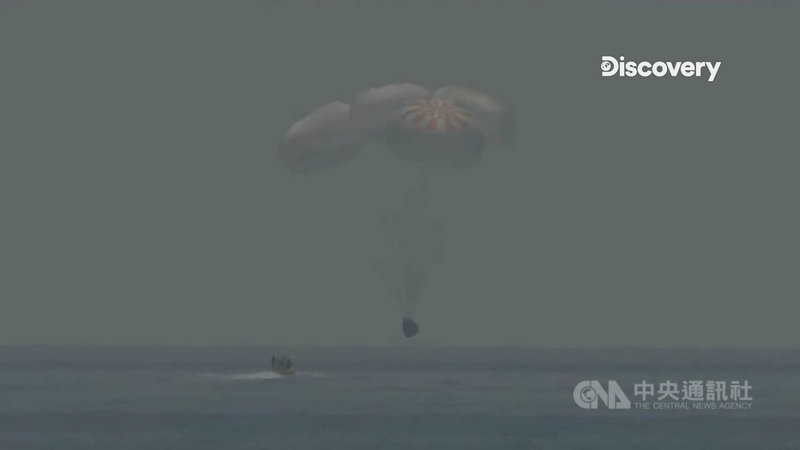 美國狂人伊隆馬斯克探索科技公司(SpaceX)設計太空船「飛龍號」(Crew Dragon),今年成功載送太空人往返國際太空站,這不只是首間民營公司將美國太空人送往太空的里程碑,也是美國太空總署(NASA)太空人自1975年後,首次以降落海上形式著陸地球。(Discovery提供)中央社記者葉冠吟傳真 109年9月7日