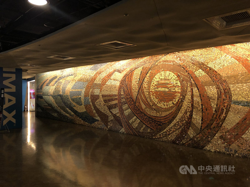 台北市日新威秀影城8日熄燈,戲院「鎮院之寶」、由台灣藝術大師顏水龍所創作的「旭日東昇」馬賽克壁畫,長約18.5公尺,高3公尺,藉由馬賽克磁磚光亮特性,表達太陽熱力四射光輝。台北市副市長蔡炳坤表示,將切割保留。(台北市文化局提供)中央社記者李宛諭傳真 109年9月8日