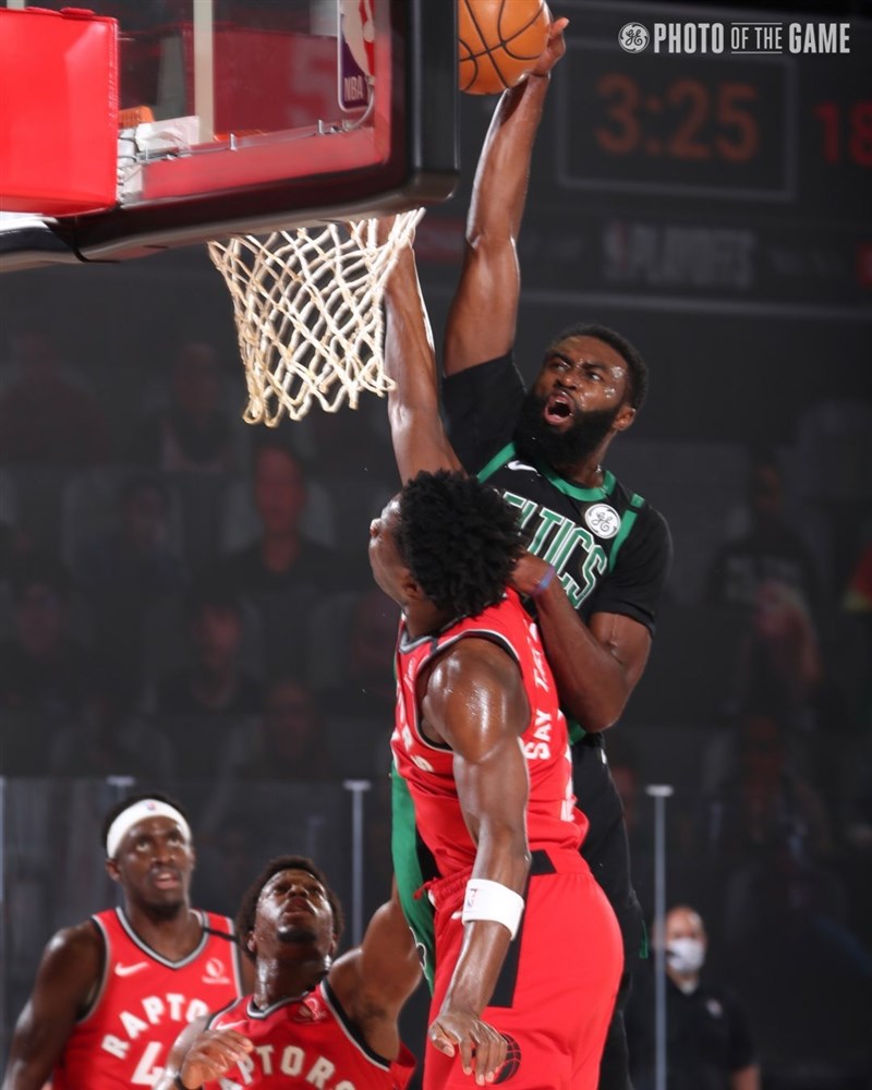 塞爾蒂克7日擊敗暴龍，搶下系列賽第3勝。塞爾蒂克這場比賽一路領先，包括攻下16分的布朗（持球者）在內，上半場就有4人得分達兩位數。（圖取自twitter.com/celtics）